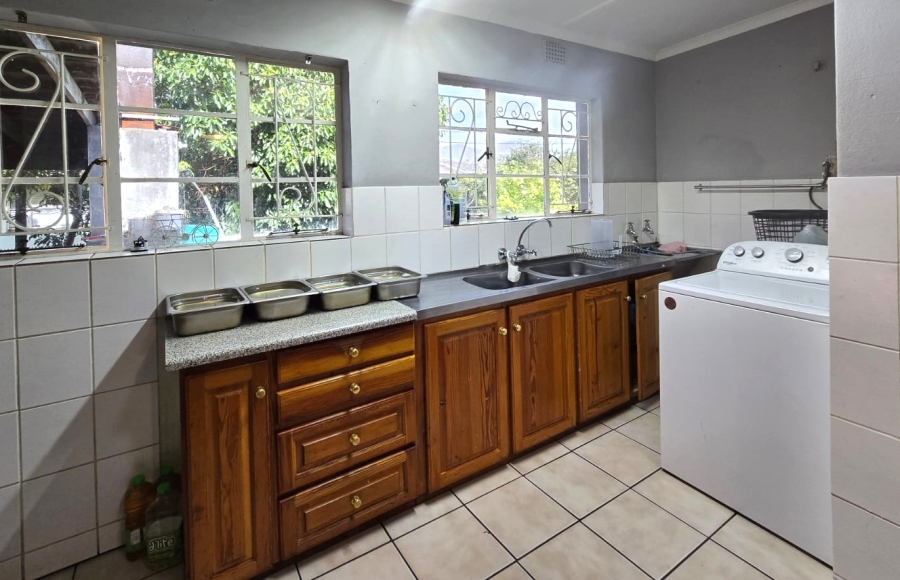 5 Bedroom Property for Sale in Lemoenkloof Western Cape